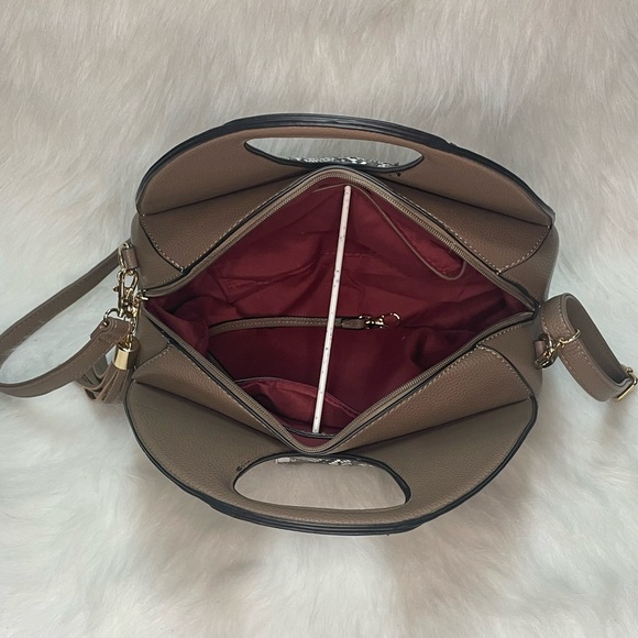 Elegant Tan Women's Bag with Tassel Accent - Picture 4 of 4